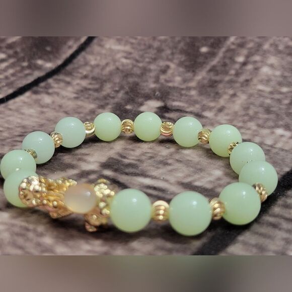 Pixiu Feng Shui White Agate and Luminous Beaded Bracelet - Picture 7 of 12